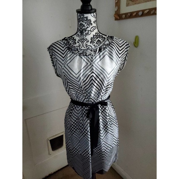 Bebop black and white print above-the-knee dress - Picture 1 of 4